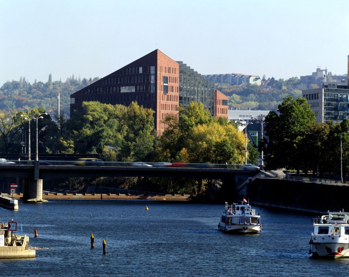 Danube House je pravděpodobně nejvýraznější budovou River City.  | © H.G. Esch