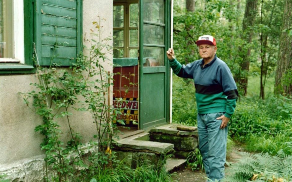 Hrabal na chatě trávil hodně času. Fotografie ale zachycují spíš než stavbu samotného spisovatele. Tým proto musel podobu domu složitě skládat. | © Polabské muzeum