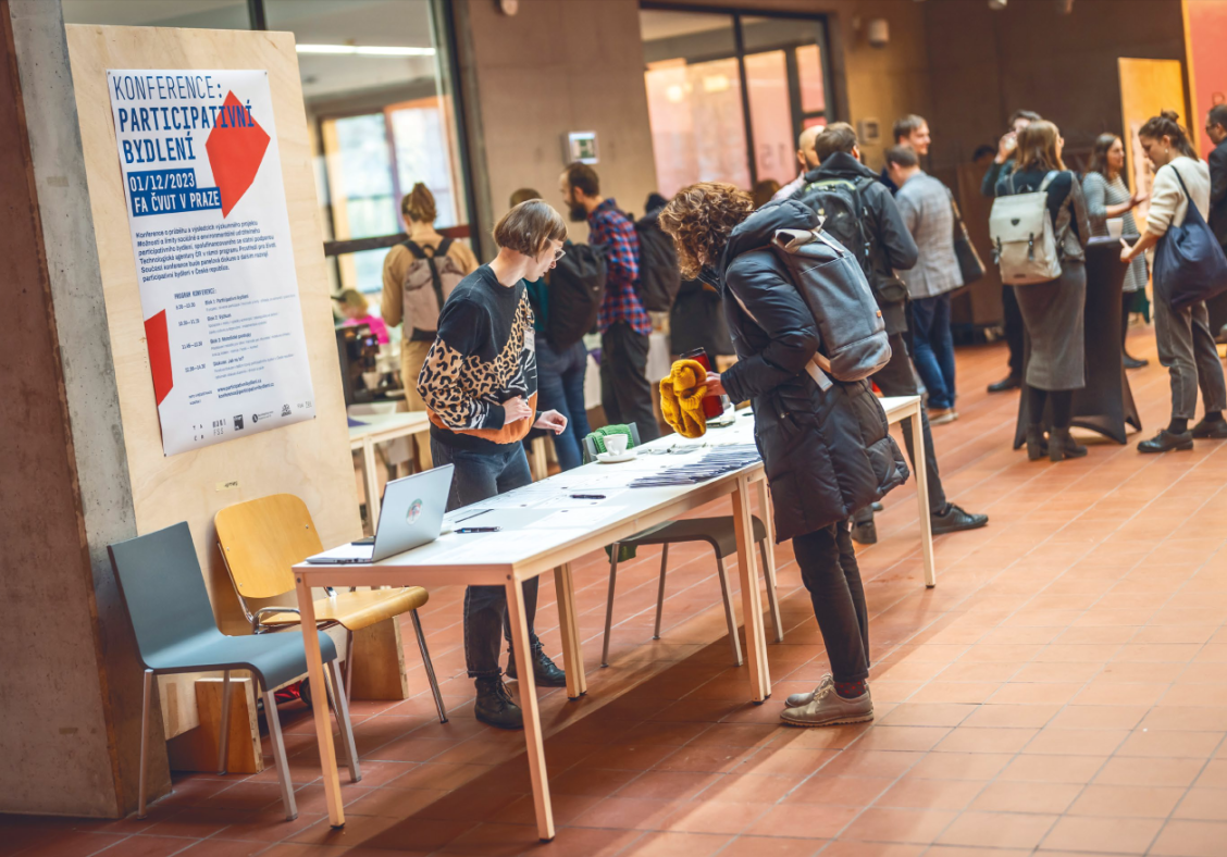 Součástí společného projektu Fakulty sociálních studií MUNI, Sociologického ústavu AV ČR, spolku Arnika, Fakulty architektury ČVUT a Fakulty umění a architektury TUL byla i závěrečná konference na FA ČVUT. Zdroj: www.participativnibydleni.cz | © Jiří Ryszawy